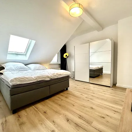 Zentral Gelegene Dg-wohnung Mit 4 Schlafzimmern Lägenhet *