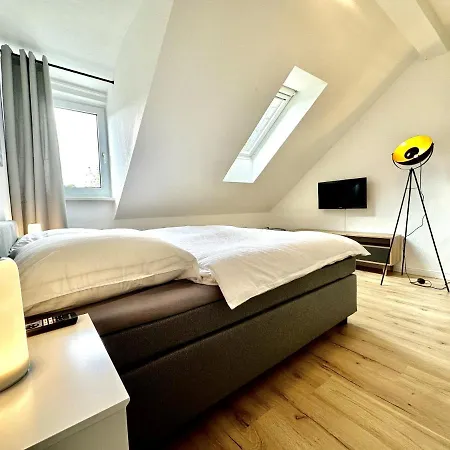 Zentral Gelegene Dg-wohnung Mit 4 Schlafzimmern Lägenhet *