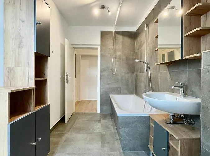 Zentral Gelegene Dg-wohnung Mit 4 Schlafzimmern Lägenhet