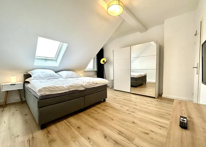 Zentral Gelegene Dg-wohnung Mit 4 Schlafzimmern Lägenhet *